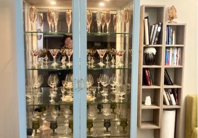 Шкаф - витрина с зеркальной стенкой и врезной подсветкой