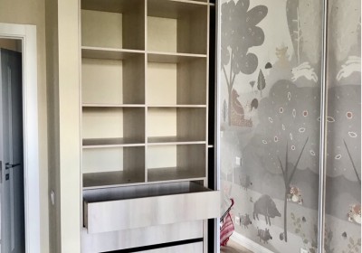 Шкаф купе в детскую с фасадами из зеркала и лдсп