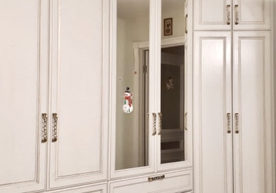 Классический шкаф в гостиную с рабочим столом