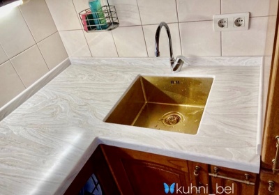 Коричневая кухня из массива ясеня и каменной столешницей