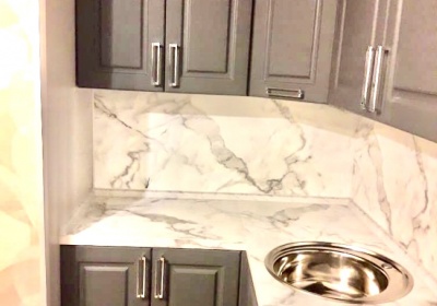 Серая кухня Неоклассика со столешницей и стеновой под мрамор