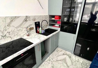 Кухня с фасадами тонкой окантовкой очень популярной