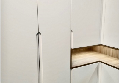 Белый шкаф без ручек в прихожую в стиле Минимализм