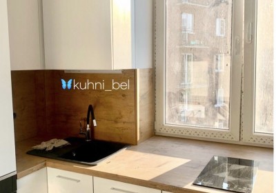 Белая кухня в стиле Модерн и столешницей под дерево