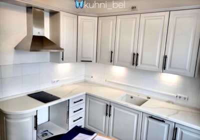 Белая кухня в стиле Сканди и столешницей из кварца Ligron