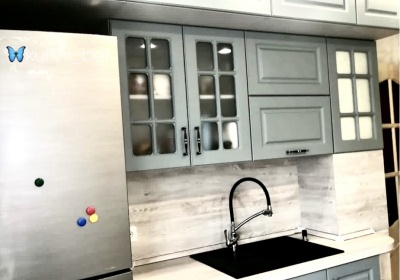 Серо-голубая кухня до потолка с антресолями.