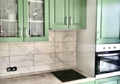 Кухня в стиле Кантри с зелеными фасадами