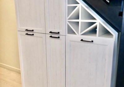 Белый шкаф  под лестницу