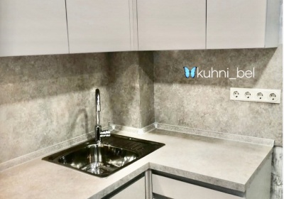 Кухня без ручек бежевого цвета