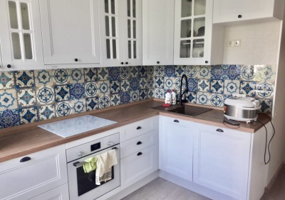 Белая кухня Прованс со скинали и столешницей под дерево