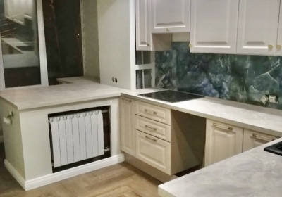 Бежевая кухня с золотыми ручками в стиле неоклассика