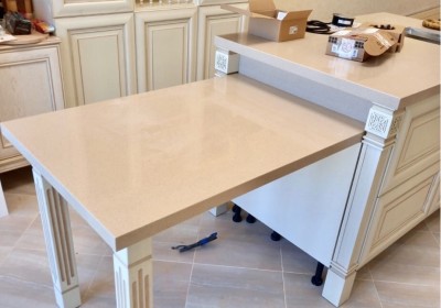 Остров на кухню из массива ясеня и каменной столешницей