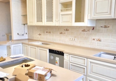 УТ181. Бежевая кухня из массива ясеня