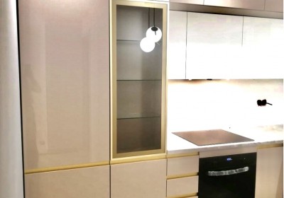 Кухня из акрила глянец и шкаф-витрина в золотой раме