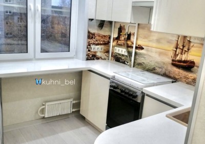 Белая глянцевая кухня с каменной столешницей в подоконник