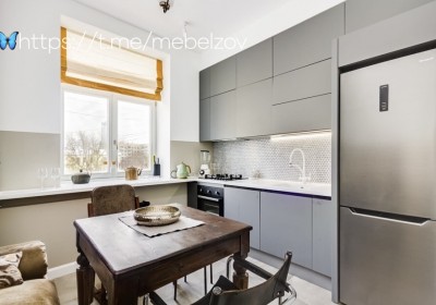 Серая матовая кухня до потолка из двустороннего пластика