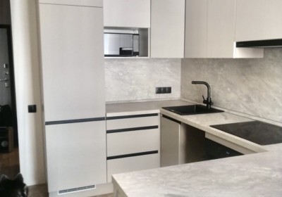 Бежевая кухня без ручек с  прямыми фасадами Минимализм