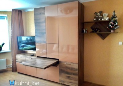 Шкаф в комнату с выдвижным столом