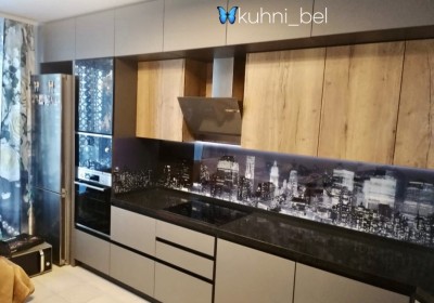 Брутальная кухня без ручек до потолка с матовыми фасадами из пластика