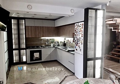 Кухня до потолка со стеклянными шкафами - витринами