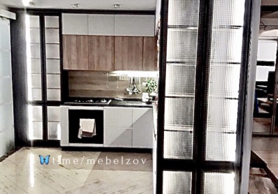 УТ270.Кухня до потолка со стеклянными шкафами