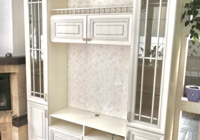 Классическая стенка в гостиную из массива ясеня