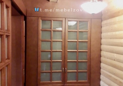 Классический шкаф с витражами из массива ольхи