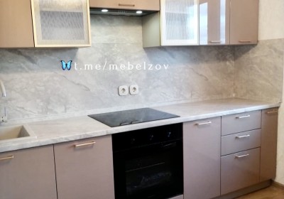 УТ311. Глянцевая кухня с Золотыми витринами