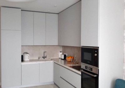 Кухня до потолка из пластика Fenix