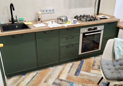 МГС119. Зеленая кухня со столешницей под дерево