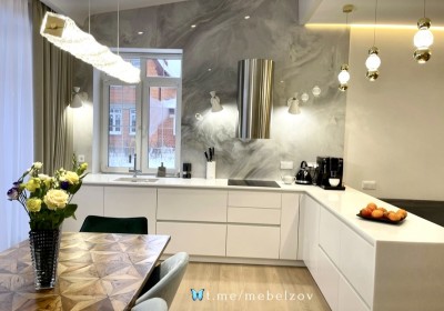 УТ340.Белая кухня в дом со столешницей из камня