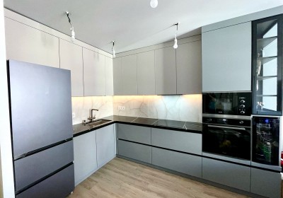 СИМ112. Кухня со столешницей из кварца